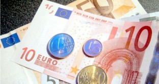 Il presidente della Commissione Ue Jean Claude Juncker percepisce una somma mensile pari a 27.436,90 euro. Il Movimento 5 Stelle passa in rassegna le cifre dello stipendio dei commissari Ue. 