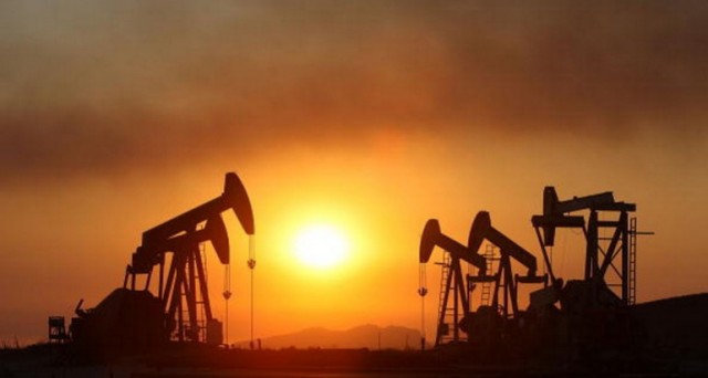 Le scorte di petrolio negli USA sono cresciute di 8,17 milioni di barili in una settimana, molto oltre le attese degli analisti. I serbatoi americani sono sempre più pieni, c'è il rischio di aggravare l'eccesso di offerta sul mercato.