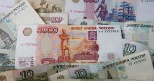 Il rublo appare sopravvalutato verso il dollaro, considerando le quotazioni del petrolio. Ma c'è anche un aspetto più politico che va considerato: le sanzioni della UE.