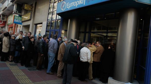Cresce la paura tra i greci per il possibile fallimento delle banche, a causa dello stallo delle trattative tra il governo Tsipras e i creditori pubblici. E' boom di contanti e dei ritiri dei depositi bancari. 