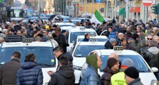 Il Tribunale di Milano sospende il servizio dell'app Uber Pop, perché sarebbe un trasporto abusivo di persone. Vittoria dei tassisti, che avevano tentato la causa. 