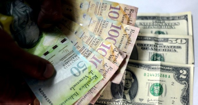 Gravissima la crisi del bolivar, con il cambio al mercato nero salito oltre quota 400 contro il dollaro dal 6,3 ufficiale. Le riserve valutarie sono sempre più basse. 