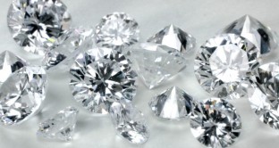 De Beers ha tagliato del 9% il prezzo dei diamanti. Dall'inizio dell'anno, il calo è stato del 14%. Scesa anche il target della produzione del 15% da inizio anno.
