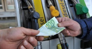 Il prezzo della benzina è cresciuto rispetto al 2008, ma il petrolio costa un quarto da allora. Cosa è successo? 
