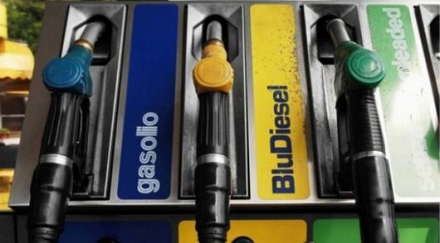 Prezzi di benzina e diesel stabili da una settimana sulla rete di distribuzione italiana. Ferme le quotazioni petrolifere