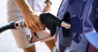 Il prezzo medio della benzina in modalità self sale a 1,548 euro al litro, mentre il diesel è pari a 1,396.  il Gpl passa da 0,61 a 0,631 euro