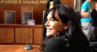 Chiamata a parlare in aula Nicole Minetti descrive il suo rapporto con Berlusconi come un amore vero e respinge tutte le accuse come “ricostruzioni fantasiose”