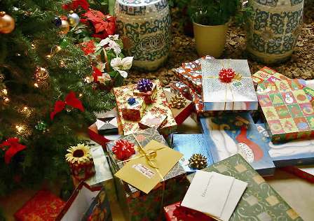 Quanto si spende per i regali di Natale e cosa si regala di più, vale il motto dono per tutte le tasche. Ecco i consumi degli italiani.