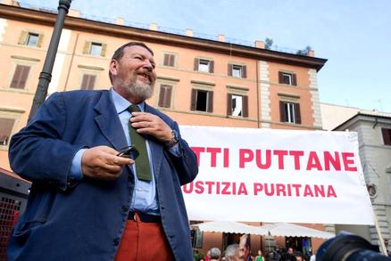L’ennesima provocazione di Giuliano Ferrara ha radunato circa 300 persone in piazza Farnese ieri sera, 25 giugno, al grido “siamo tutte puttane”: presente anche la fidanzata di Berlusconi. Insulti ai giornalisti