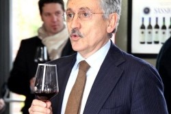 L’ex premier si cimenta nella produzione di vino e ottiene un ingente finanziamento dall’UE: ai vecchi proprietari del vigneto era stato sempre negato