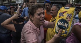 Default in Venezuela molto probabile entro l'anno per Moody's. Il paese sprofonda nella crisi e tra le violenze.