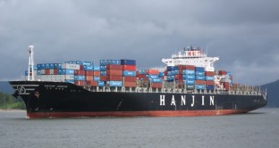 Trasporto merci su navi in crisi con commercio mondiale in calo