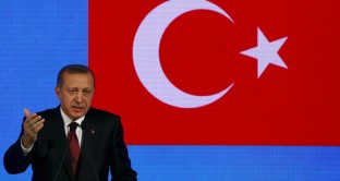 La Turchia alza i tassi per la prima volta da quasi tre anni, quasi in un atto di sfida al presidente Erdogan, contrario alla stretta monetaria. 