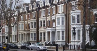 Comprare casa a Londra conviene con la sterlina debole e i prezzi degli immobili verso la stabilizzazione. Su tutto aleggia la Brexit.