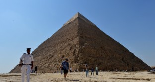 Il turismo in Egitto è crollato dal 2010 in poi e la svalutazione della lira rende molto conveniente andarci in vacanza, anche se potrebbe non bastare a far tornare gli stranieri.