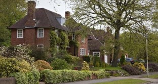 200.000 nuove case in tutta l'Inghilterra per contrastare la carenza di abitazioni e i prezzi esplosivi del mercato immobiliare. E' l'iniziativa del governo di Theresa May. 