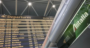 Enac ha comunicato alcune precisazioni in merito al bagaglio a mano in stiva sui voli per rispettare le norme anti-covid mentre secondo Ryanair questo sistema aumenterebbe i contagi. 