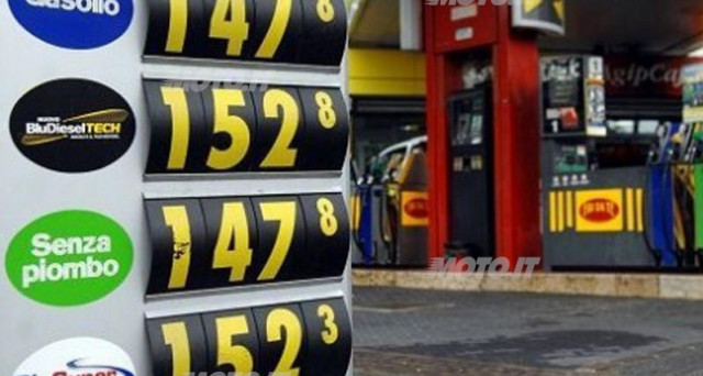 Scendono lievemente i prezzi dei carburanti sulla rete ENI. Il costo medio della benzina si attesta a 1,554 euro al litro, quello del diesel a 1,40. Sale il Gpl