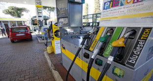 Ancora in discesa i prezzi dei carburanti in scia al ribasso del prezzo del petrolio. La benzina si attesa a 1,513 euro/litro, mentre il diesel a 1,358