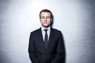 Macron richiama la grandezza della Francia come guida per il mondo nel discorso dell'insediamento. Ecco i primi problemi: una fabbrica occupata e 'minata'.