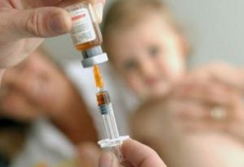 Vaccino esavalente sotto inchiesta: tra presunti problemi di salute ed interessi economici.