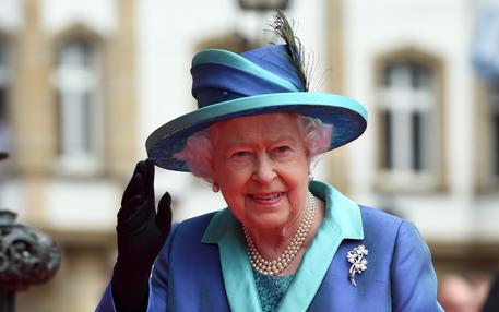Quali sono i 5 sovrani europei che percepiscono uno ‘stipendio’ maggiore? Interessante la vicenda di Elisabetta II e del suo aumento di 6 milioni di sterline.