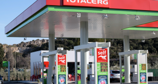 Prosegue la discesa dei prezzi dei carburanti alle stazioni di servizio. TotalErg taglia di 1 centesimo il costo della benzina e del diesel