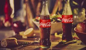 Coca Cola cerca un rimedio per sostituire lo zucchero e mantenere il gusto delle sue bevande intatto. Nel frattempo, ricavi e utili in calo, mentre crescono le spese in pubblicità.
