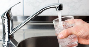 Uno studio ha dimostrato che dal rubinetto l'acqua esce contaminata dalla plastica: i problemi per la salute non fermano il business.