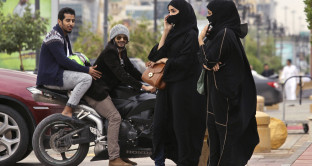Le donne in Arabia Saudita iniziano a farsi spazio nel mondo del lavoro, grazie alla svolta del Principe Mohammed, che da poco più che trentenne sta trasformando il regno, sganciandolo dal petrolio. 