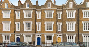 Prezzi delle case a Londra in lieve calo, eppure restano altissimi, tanto che gli inquilini spenderebbero mediamente metà del loro stipendio per l'affitto. 