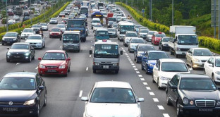 Numero delle auto a Singapore bloccato dalle nuove misure del governo. Il possesso nello stato asiatico è scoraggiato anche da costi spaventosamente alti. 