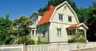 La bolla immobiliare svedese potrebbe essere testata presto dalla stretta monetaria in arrivo, mentre i prezzi delle case già ripiegano e i debiti delle famiglie risultano a livelli allarmanti. 