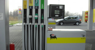 Scende il prezzo di benzina e diesel alle stazioni ENI. stabile, invece, il carburante alla pompa nelle altre reti di distribuzione