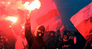 Un clima intollerante, xenofobo e antieuropeo è quello che si respira in Polonia: decine di migliaia di manifestanti nazionalisti hanno interrotto gli eventi organizzati in ricordo dell'indipendenza della Polonia.