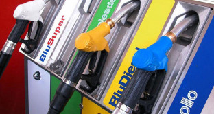 Il costo della benzina sale a 1,702 euro/litro, +2 millesimi, con punte fino a 1,742 e no logo 1,608.