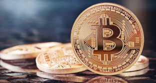 Bitcoin fa registrare un calo dell'1,3 per cento, con il valore pari a 6.6 mila dollari.