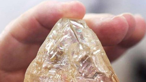 Il diamante della pace venduto all'asta per 6,5 milioni di dollari: una cifra da capogiro per aiutare un paese in Sierra Leone. 