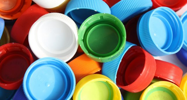 A fine marzo l'Unione europea ha approvato la direttiva antiplastica, al fine di limitare il suo utilizzo all'interno dei Paesi Ue.