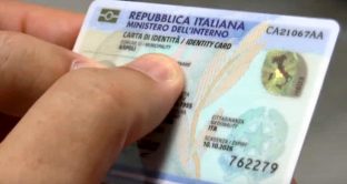 Nel 2018 la carta d’identità elettronica dovrà entrare a pieno regime in tutti i Comuni italiani ma per adesso solo il 17% è attivo. Quanto costa negli altri paesi?