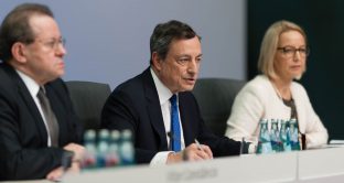La conferenza stampa di Mario Draghi, al termine del primo board dell'anno della BCE, ci segnalerà l'atteggiamento dell'istituto sui cambi di rotta attesi in politica monetaria. E serve massima prudenza per non destabilizzare i mercati. 