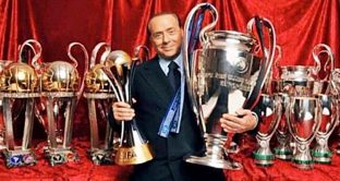 La Procura di Milano nega sia stata aperta un'indagine sulla cessione del Milan ai cinesi. L'ex premier Berlusconi ribatte alle accuse di riciclaggio di denaro. E il club rossonero potrebbe trovare un accordo sui debiti. 