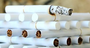 Stangata nei confronti delle sigarette: brutte notizie per i fumatori che vedranno aumentare il costo del pacchetto. 