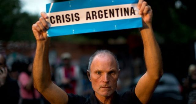 La crisi argentina serve da monito per il governo giallo-verde che sta per arrivare. La fuga dalla realtà può servire a vincere le elezioni, non a trovare soluzioni credibili e sostenibili ai problemi dell'economia. 