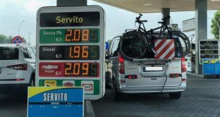 Prezzi benzina e diesel scendono ma l'Italia è uno dei paesi dove fare il pieno costa ancora troppo. 