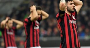 Il Milan rischierebbe l'esclusione dall'Europa League come massima sanzione UEFA. Il club rossonero potrebbe rimanere vittima di tensioni nel calcio internazionale. E il calcio italiano vive un momento nero.
