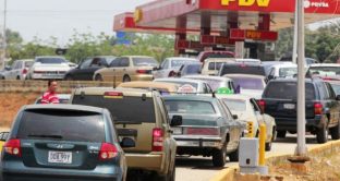 Nel Venezuela la benzina è praticamente gratis e, però, non si trova. Il governo sta per portare i prezzi alla pompa 