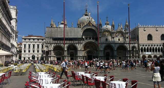 La polemica social per uno scontrino da 43 euro per 2 caffè e 2 bottigliette d'acqua a Venezia segnala la scarsa cultura di mercato dell'Italia. 