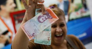 Il Venezuela ha emesso il nuovo bolivar con 5 zeri in meno e la confusione ai negozi è massima. Tanti in fuga all'estero, mentre gli stati confinanti chiudono le frontiere. 