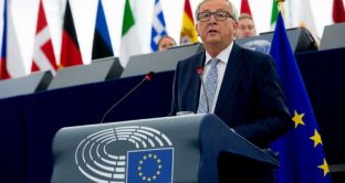 Il presidente della Commissione UE, Jean-Claude Juncker, ha attaccato il dollaro con un discorso-bomba all'Europarlamento. La minaccia varrebbe sui 1.400 miliardi all'anno per l'America. 
